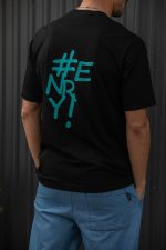 HENRY OVER #ENRY SIGNATURE PRINT TEE